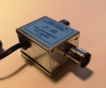 URH-sávú adapteres erősítő (21 dB, 87,5–108 MHz)